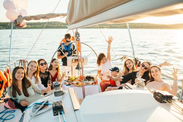 Quelle croisière propose des cours de cuisine fusion asiatique avec des chefs locaux?
