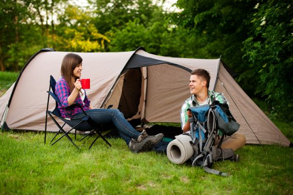 Quels sont les conseils pour camper en toute sécurité dans des zones de forêt dense?