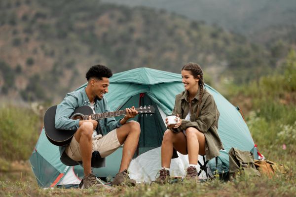 Quels sont les meilleurs conseils pour camper en région de montagne en automne?