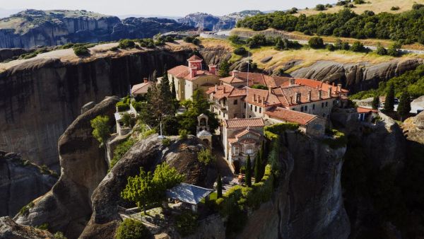 Quels sont les secrets pour une visite réussie des monastères des Météores en Grèce ?