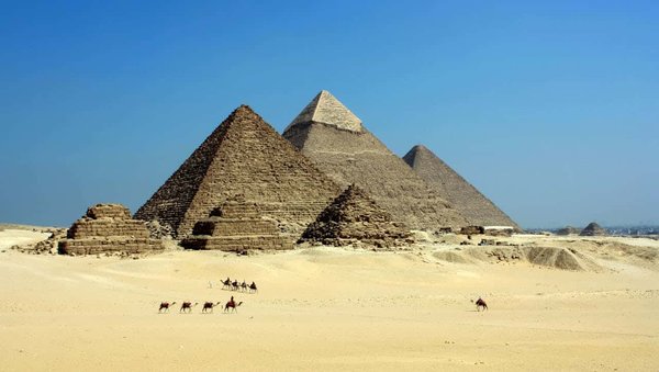 Comment planifier une exploration des pyramides de Gizeh en Égypte en évitant les foules?